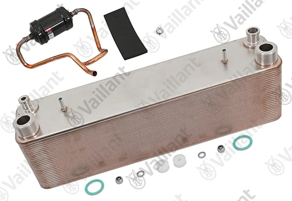 Vaillant Wärmetauscher mit mehreren Anschlüssen und Zubehörteilen, darunter eine Filtereinheit und Dichtungen, auf einem neutralen Hintergrund.